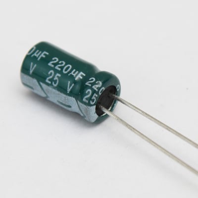 Кондензатор електр. 220MF 25V 105\'C
